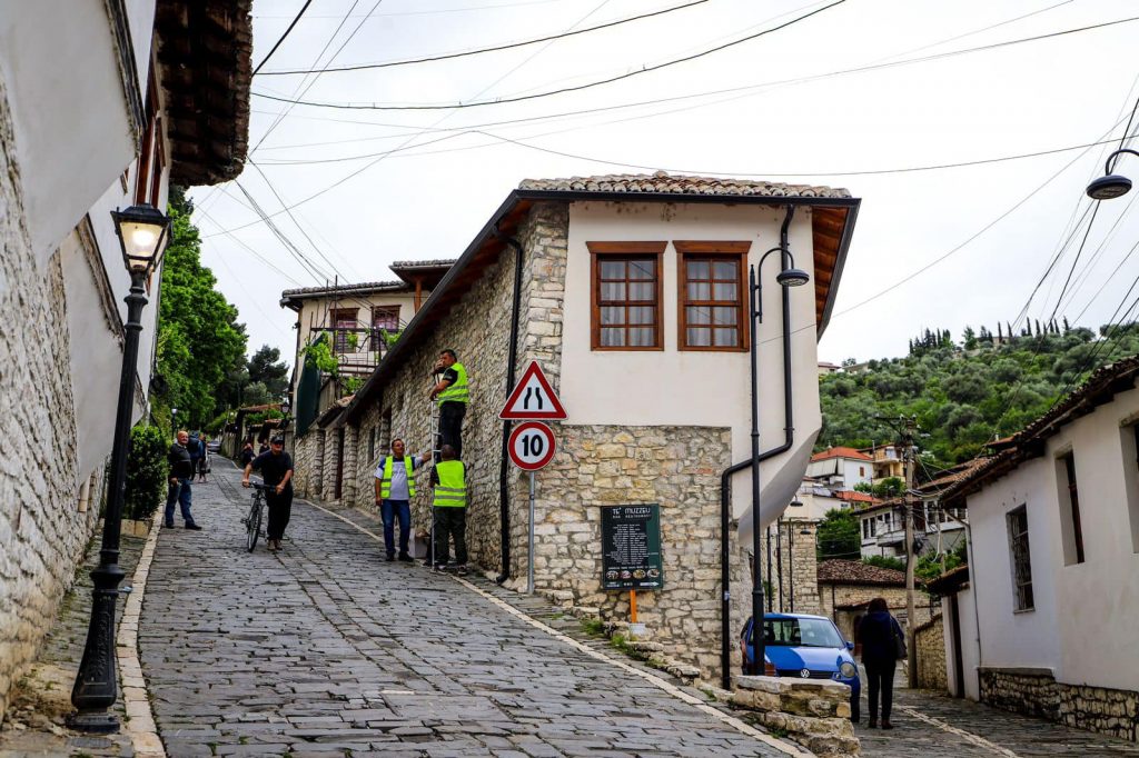 Demo: Përmirësim i ndriçimit në rrugën e kalasë në Berat