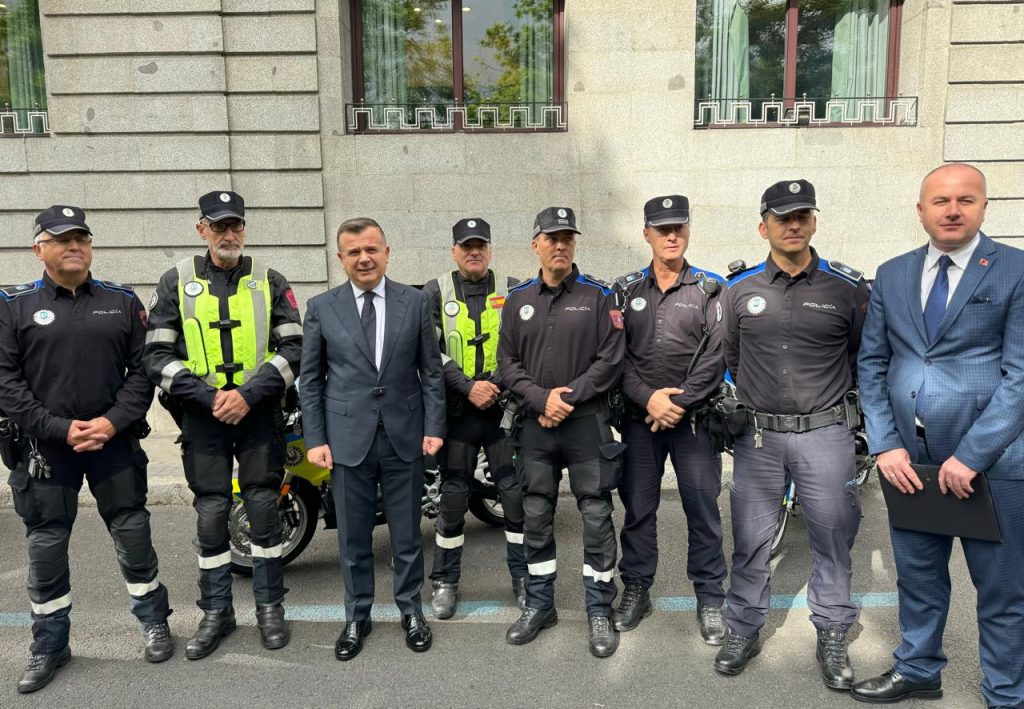 Balla bisedë me patrullën e Policisë së Madridit mbi menaxhimin e trafikut rrugor