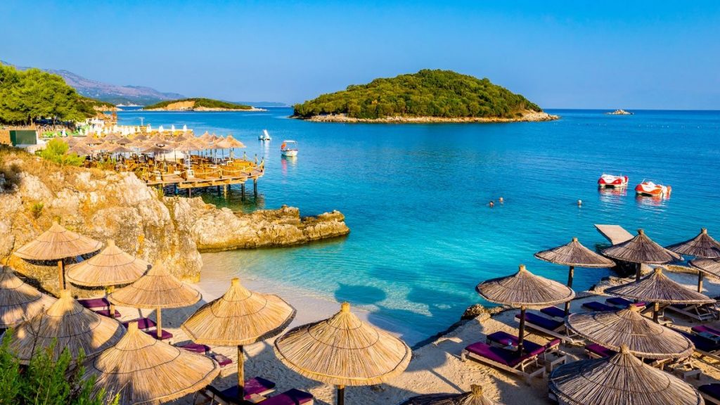 “Mirror”: Shqipëria – destinacioni i ri mesdhetar me plazhet më të bukura në Evropë