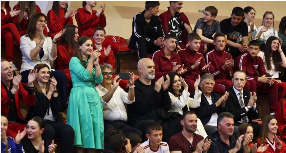 Gjysmëfinalja e volejbollit mes shkollave të qyteteve të ndryshme, Rama ndjek nga afër aktivitetet sportive në Shkodër