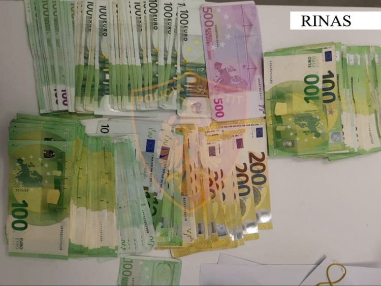 Tentuan të kalonin 40 mijë euro në Rinas duke i fshehur në trup, procedohen nënë e bijë