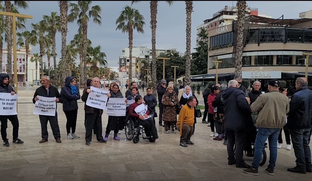 Paraplegjikët protestë para bashkisë së Durrësit për pagesat e prapambetura: S’na japin paratë që na takojnë me ligj
