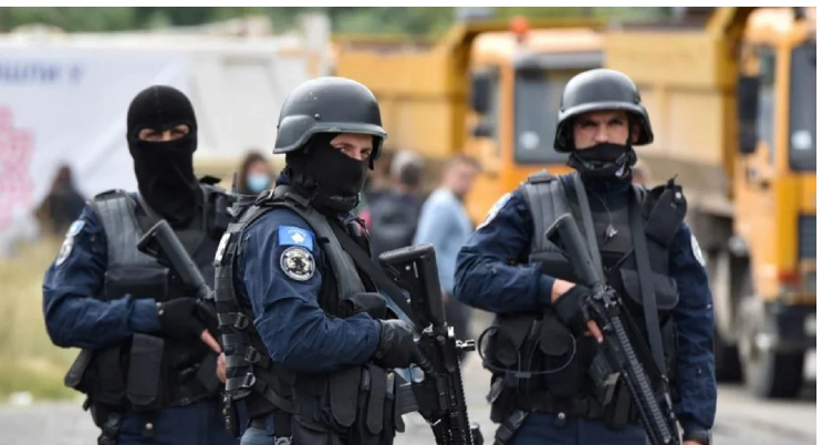 Tensione në veri të Kosovës/ Forca të shumta policie, serbët pengojnë kryetarin e ri të Zubin Potokut të hyjë në komunë