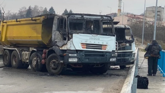 Tensionet në veri të Kosovës/ ​Bllokohen rrugët në hyrje-dalje të Leposaviçit