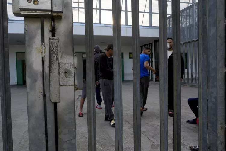 'Të ndyrë dhe të rrëmujshëm': Realiteti i burgjeve italiane për emigrantët