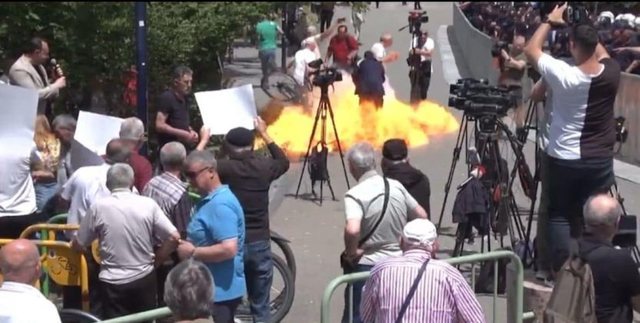Shoqata e Gazetarëve Evropianë dënon gjuhën agresive të opozitës ndaj gazetarëve shqiptare
