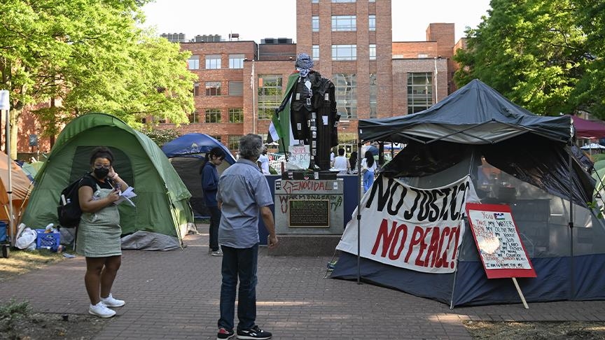 Protestat në SHBA, studentët mbulojnë monumentin e George Washingtonit me 