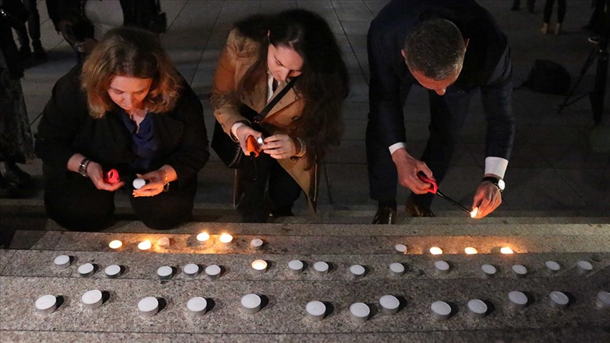 Prishtinë, ndizen qirinj për viktimat e sulmit në Beograd