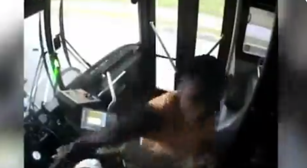 Nuk e ndaloi në stacionin e duhur, pasagjeri dhunon shoferin e autobusit