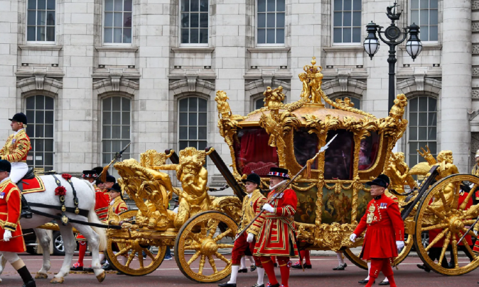 Princi William mbërrin në Westminster Abbey, provat e fundit për kurorëzimin e Mbretit