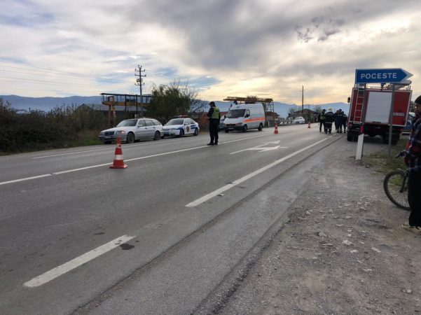 Aksident në aksin Kapshticë-Bilisht, makina del nga rruga, plagosen babë e bir