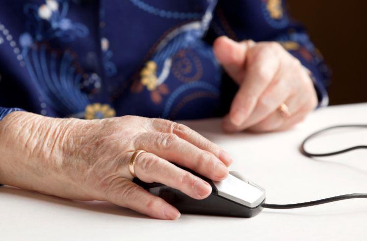 Përdorimi i rregullt i internetit nga të moshuarit, ul me 50% rrezikun e demencës