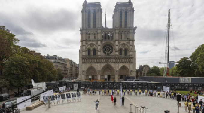 Bien për herë të parë këmbanat e Katedrales Notre Dame që nga zjarri i vitit 2019