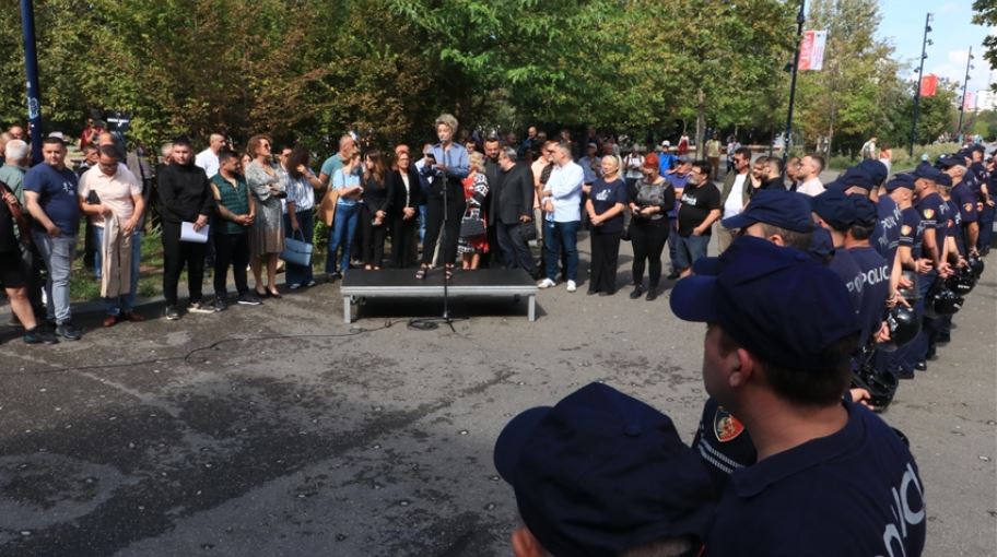 Mbyllet protesta e PD përpara Bashkisë së Tiranës, protestuesit qëlluan godinën me sapun