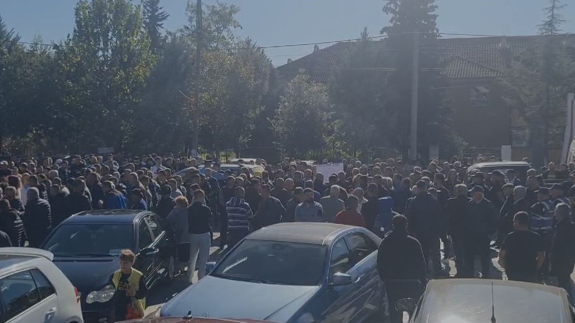 “Mos na vrisni”, banorët në Pajovë protestë për rrugën, babai i 8-vjeçarit që humbi jetën: Kishte dalë me shokët për Halloween, makina i erdhi nga pas