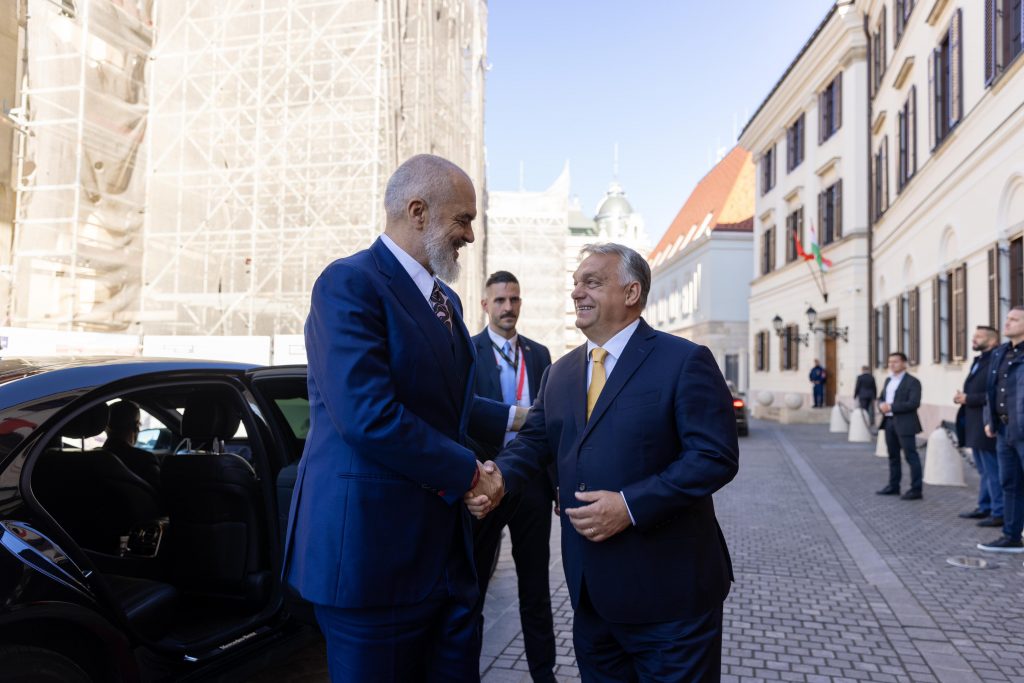 Rama vizitë në Hungari, pritet në takim nga Orban