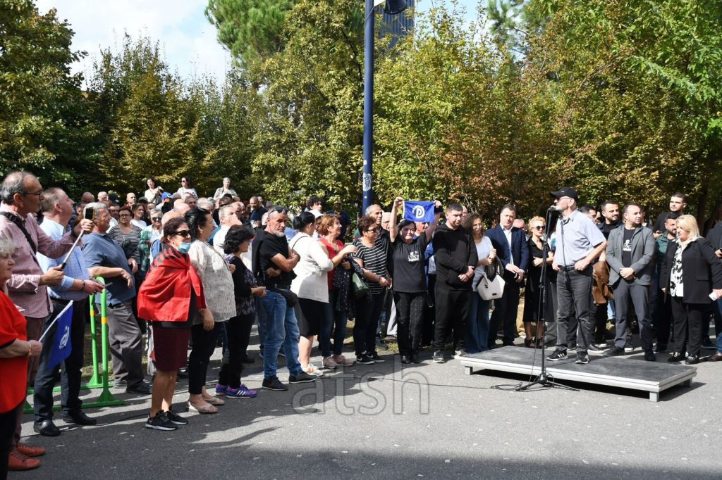 Opozita, protestë para bashkisë së Tiranës