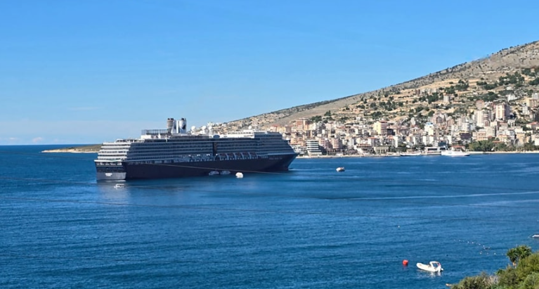 Kroçera “Oosterdam” ndalon në Sarandë, turistë të huaj vizitojnë qytetin