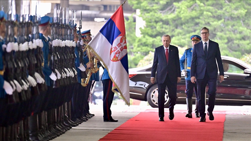 Presidenti Erdoğan pritet me ceremoni zyrtare në Serbi