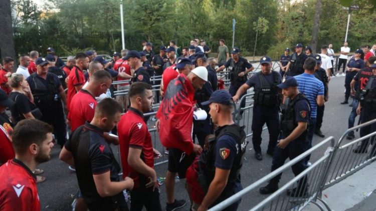 Falsifikuan biletat për ndeshjen Shqipëri-Çeki, arrestohen dy persona në Tiranë