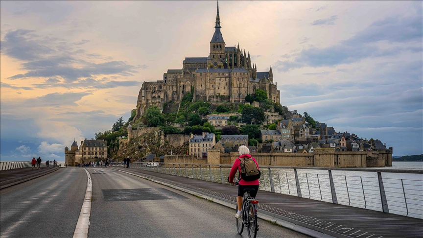 Mont Saint-Michel, tërheq vizitorët me trashëgiminë e saj mesjetare dhe arkitekturën e veçantë