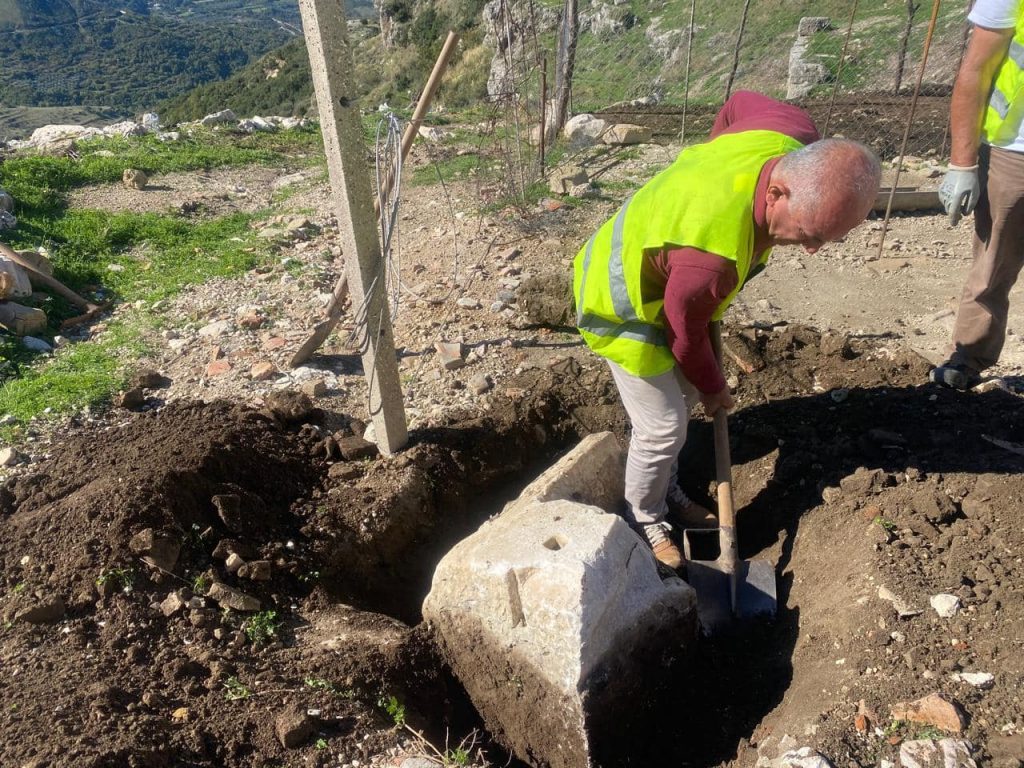 Zbulohet një skulpturë antike në Amantia