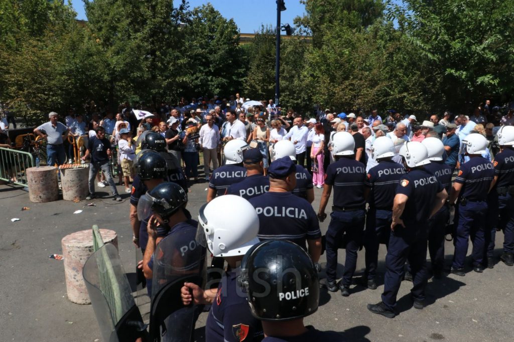 Policia, masa për tubimin përpara bashkisë së Tiranës