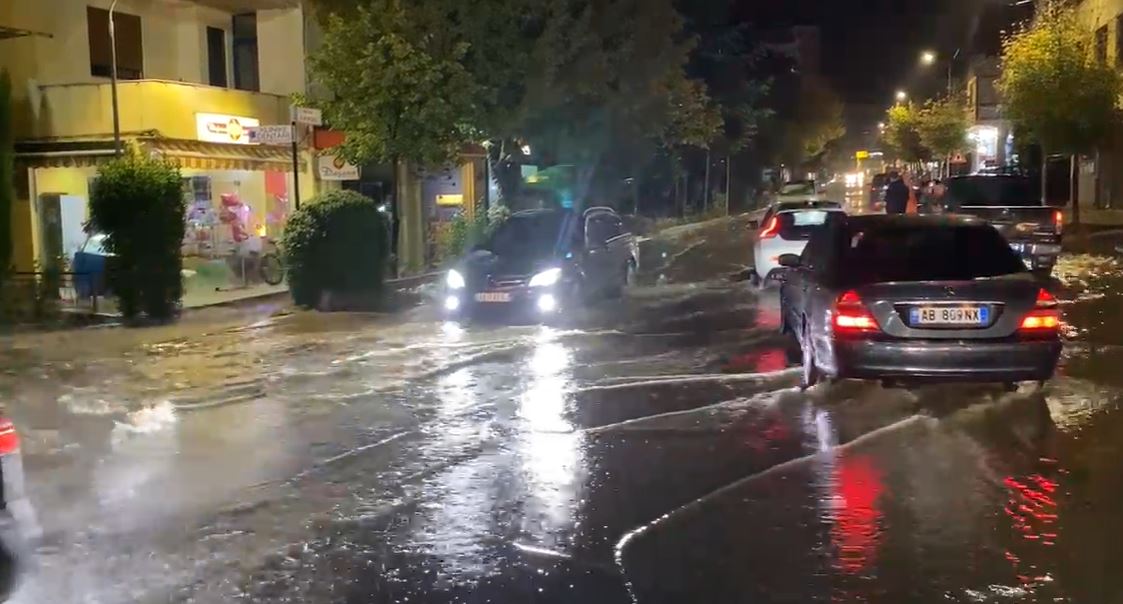 Reshjet në Pogradec, përmbyten rrugët kryesore, aksi që lidh qytetin me Korçën “pushtohet” nga mjegulla