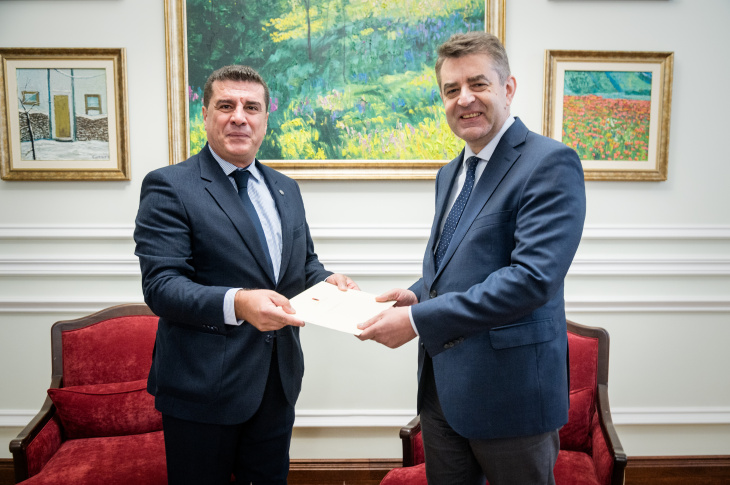 Shqipëria çel zyrtarisht ambasadën në Ukrainë, ambasadori Ernal Filo dorëzon letrat kredenciale