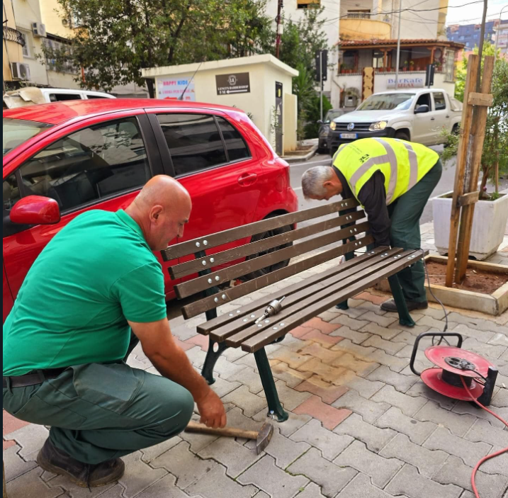 Bashkia e Tiranës vendos stola të rinj dhe riparon të dëmtuarit në kryeqytet