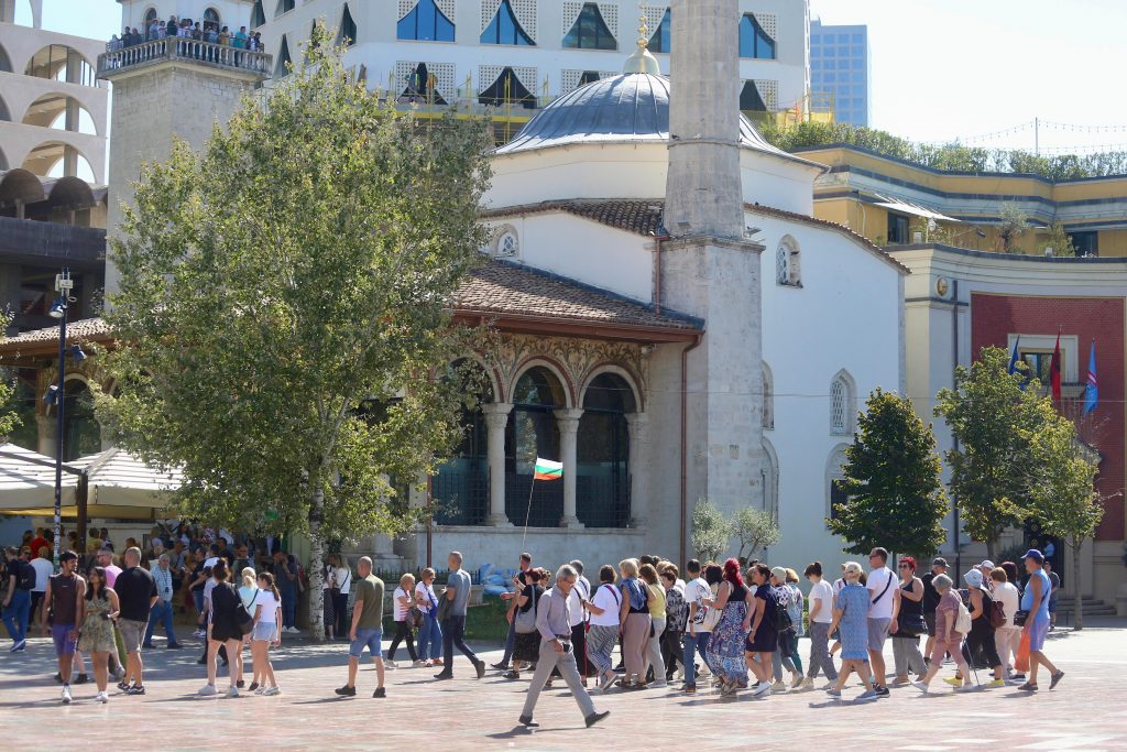 Fotogaleri: Turistët e huaj mbushin Tiranën këtë fundshtator