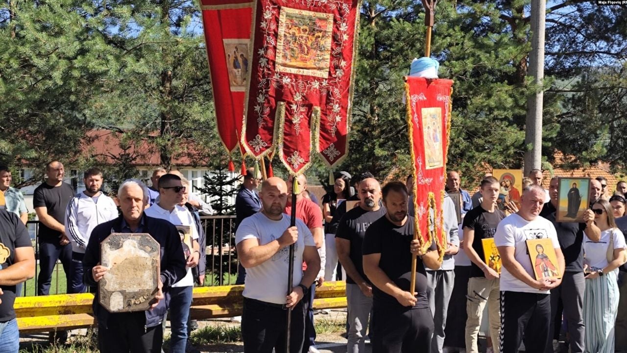 Dëmtohet një Faltore në Zubin Potok, serbët dalin në protestë: Mesazh armiqësie