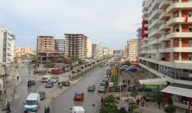 Parking me pagesë në 21 rrugë të Vlorës, propozimi miratohet në Këshillin Bashkiak, opozita kundër