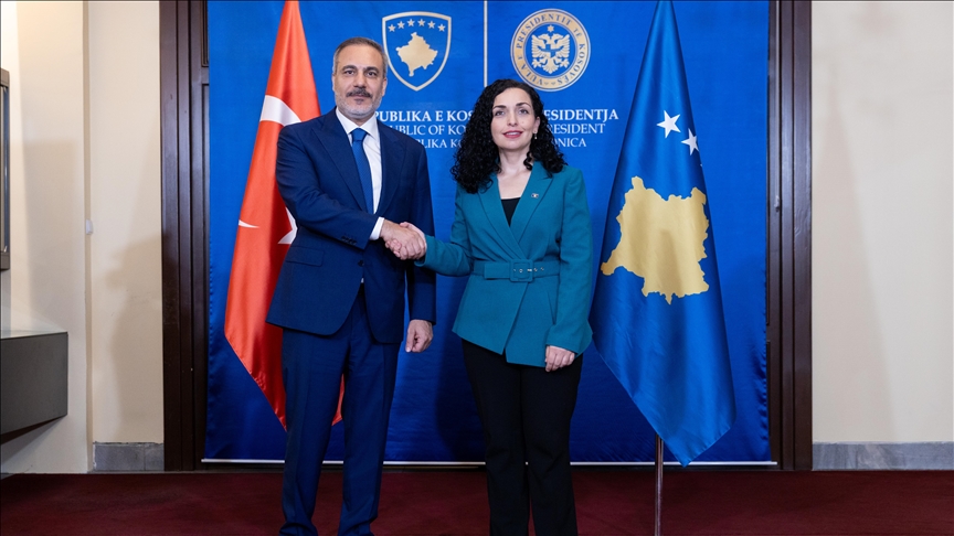 Kosovë, shefi i diplomacisë turke pritet nga presidentja Osmani