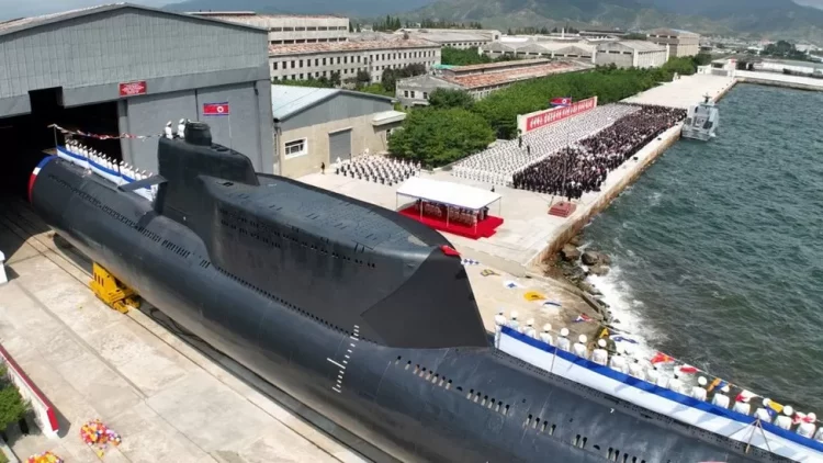 Koreja e Veriut zbulon nëndetësen e saj taktike bërthamore
