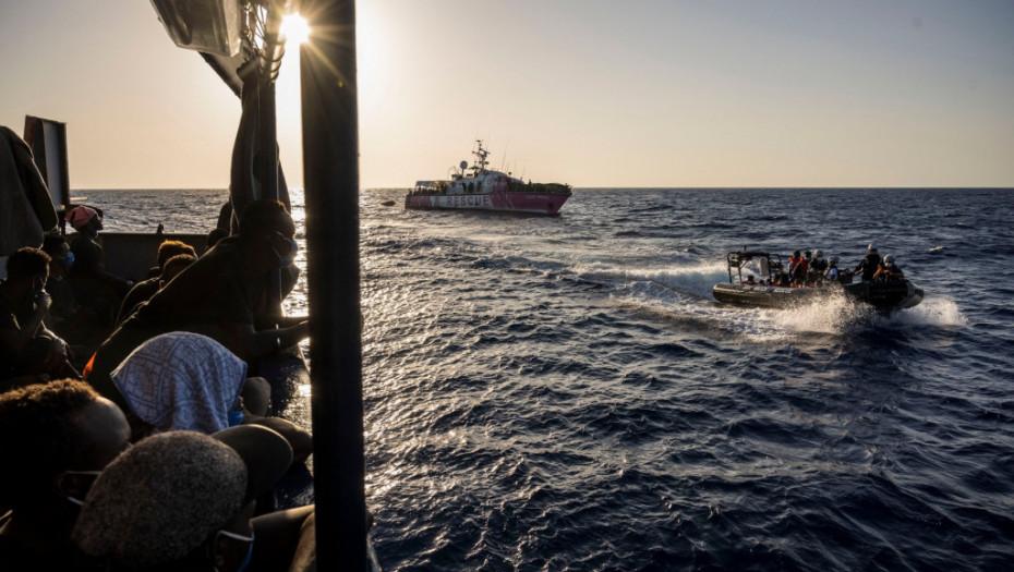“Po futet ujë, ka 400 njerëz brenda”| Anijes i mbaron karburanti, kapiteni zhduket