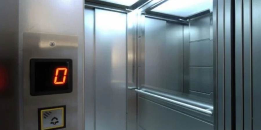 Shembet ashensori, lëndohen 8 persona, mes tyre fëmijë dhe një grua shtatzënë