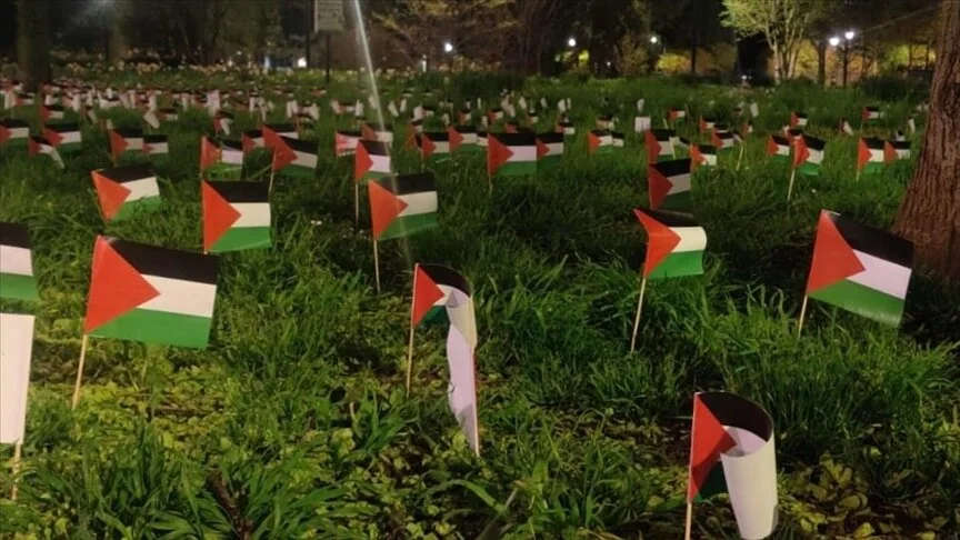 Francë, 13 mijë flamuj palestinezë vendosen në një zonë të gjelbër për fëmijët e vrarë në Gaza