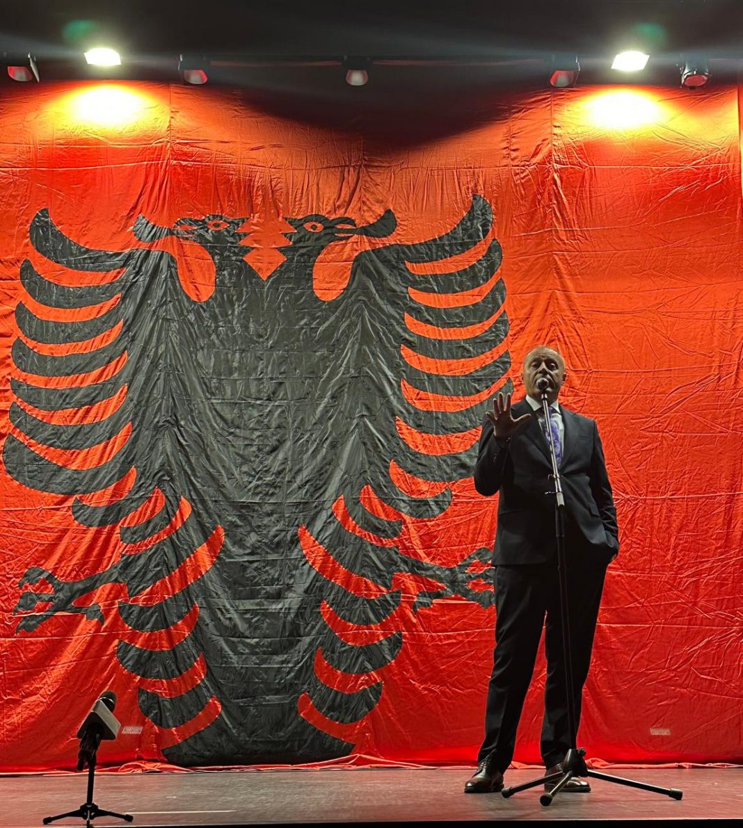 Diaspora shqiptare e Zvicrës, u dhuron arbëreshëve të Italisë shtatoren e Skënderbeut