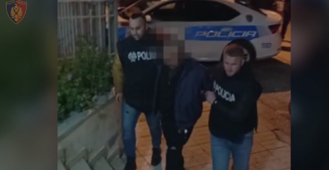 Transportonte ilegalisht emigrantë drejt kufirit në Sarandë, arrestohet 46-vjeçari nga Shkodra