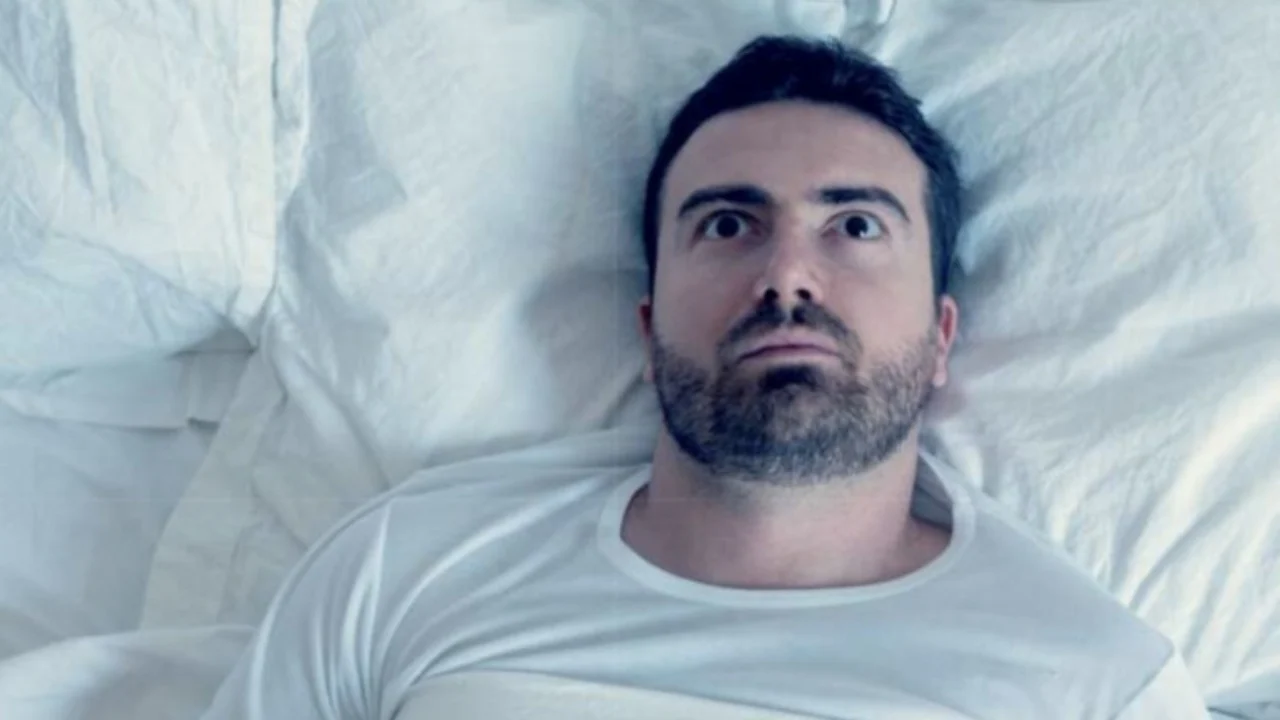 Nuk flini gjumë mjaftueshëm? Studim: Pagjumësia sjell rritjen e rasteve të sëmundjes së mëlçisë yndyrore jo-alkoolike