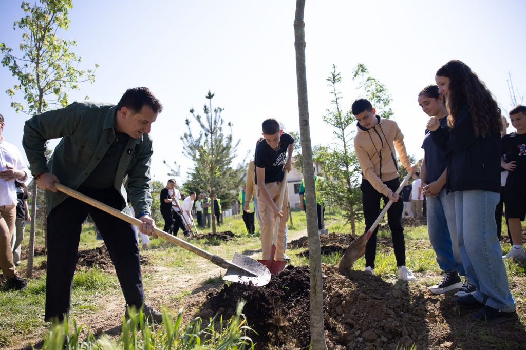 Nxënësit e shkollës “Andrea Stefani” i bashkohen mbjelljeve, Veliaj: Parqe të reja në kryeqytet