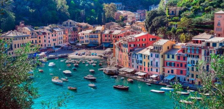 Portofino ndalon turistët të bëjnë selfie: Deri në 275 euro gjobë për shkeljet