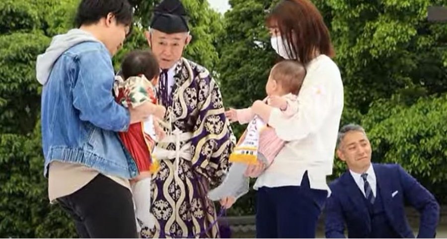  Mbahet festivali i pazakontë në Japoni, fiton foshnja që qan i pari