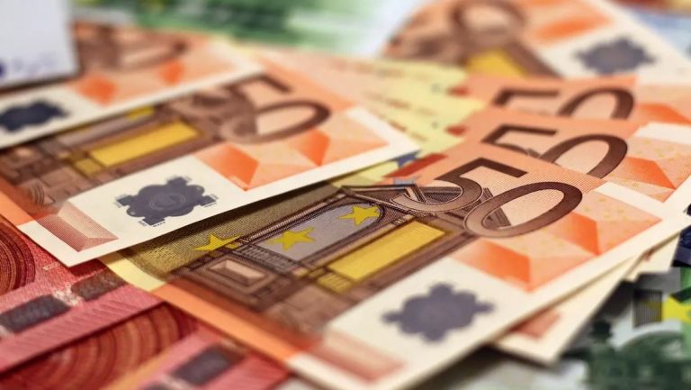 Oferta e euros “lumë” para zgjedhjeve, rekordi i ri historik, monedha bie poshtë 112 lekëve