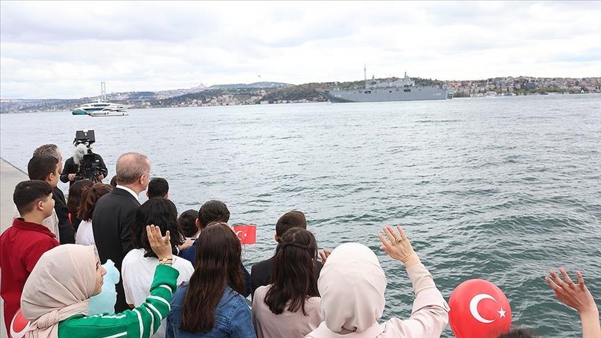 Anija turke TCG Anadolu kalon në Ngushticën e Bosforit