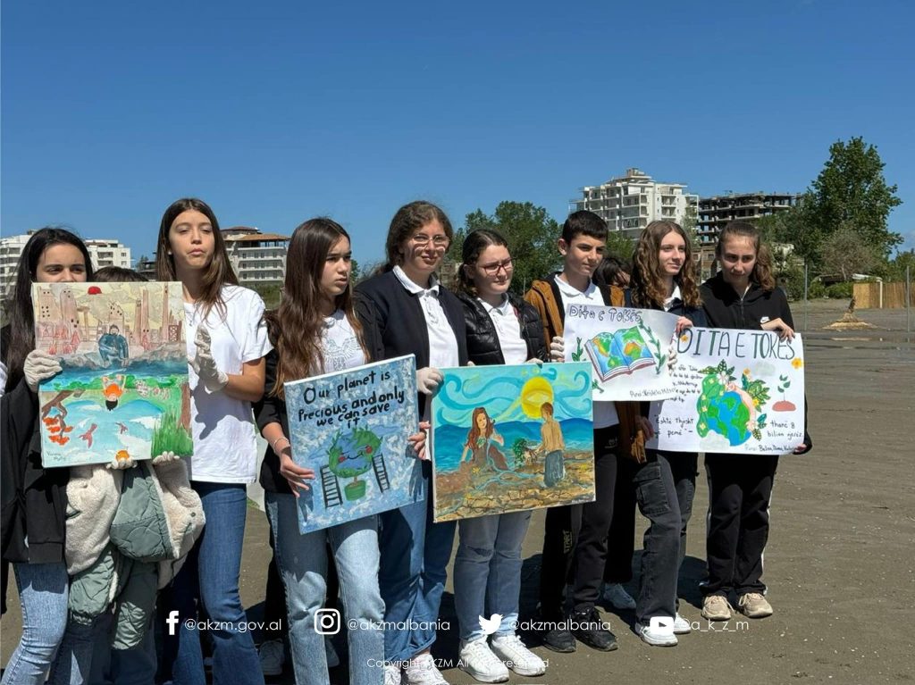 Vlorë, aksion për pastrimin e Plazhit të Vjetër në prag të sezonit turistik