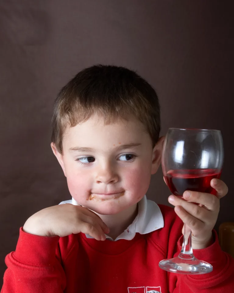 Pandemia la pasoja shqetësuese! Rritet numri i fëmijëve që konsumojnë alkool