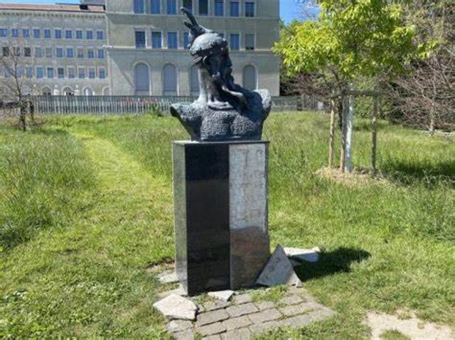 Dëmtohet busti i Skënderbeut/ Reagon kryetari i bashkisë së Gjenevës: Dënojmë aktin vandal. Solidaritet me shqiptarët