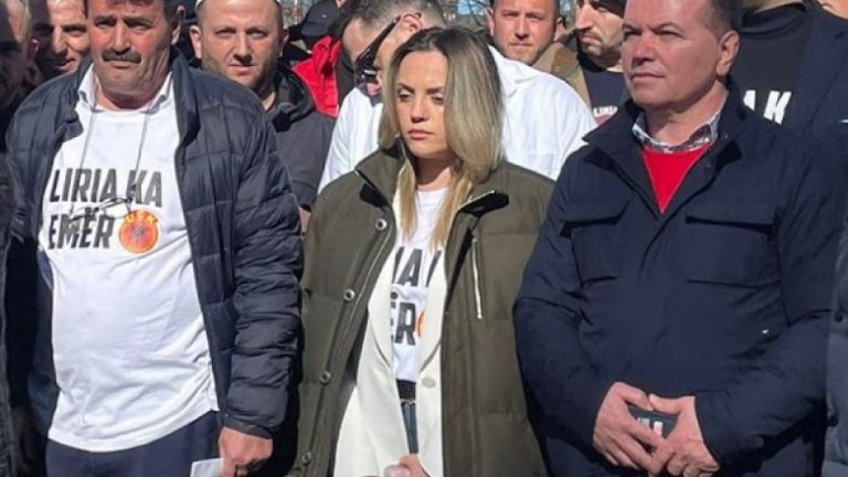 Pjesë e protestës për ish-drejtuesit e UÇK në Hagë, vajza e Jakup Krasniqit: Çfarë pres nga gjykimi!